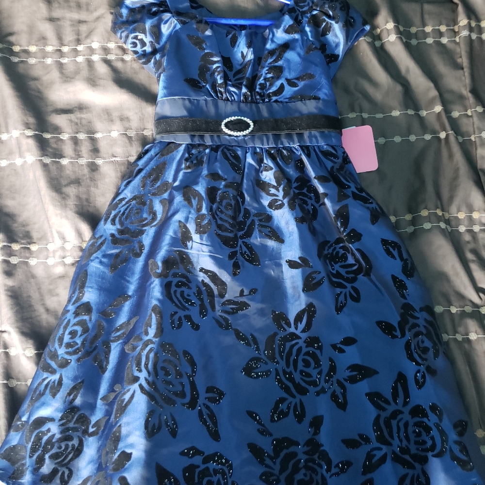 Beautiful size 6 dress in blue